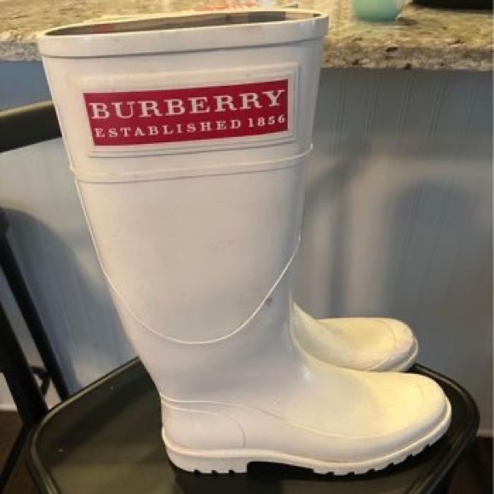 9.5 Burberry rain boots